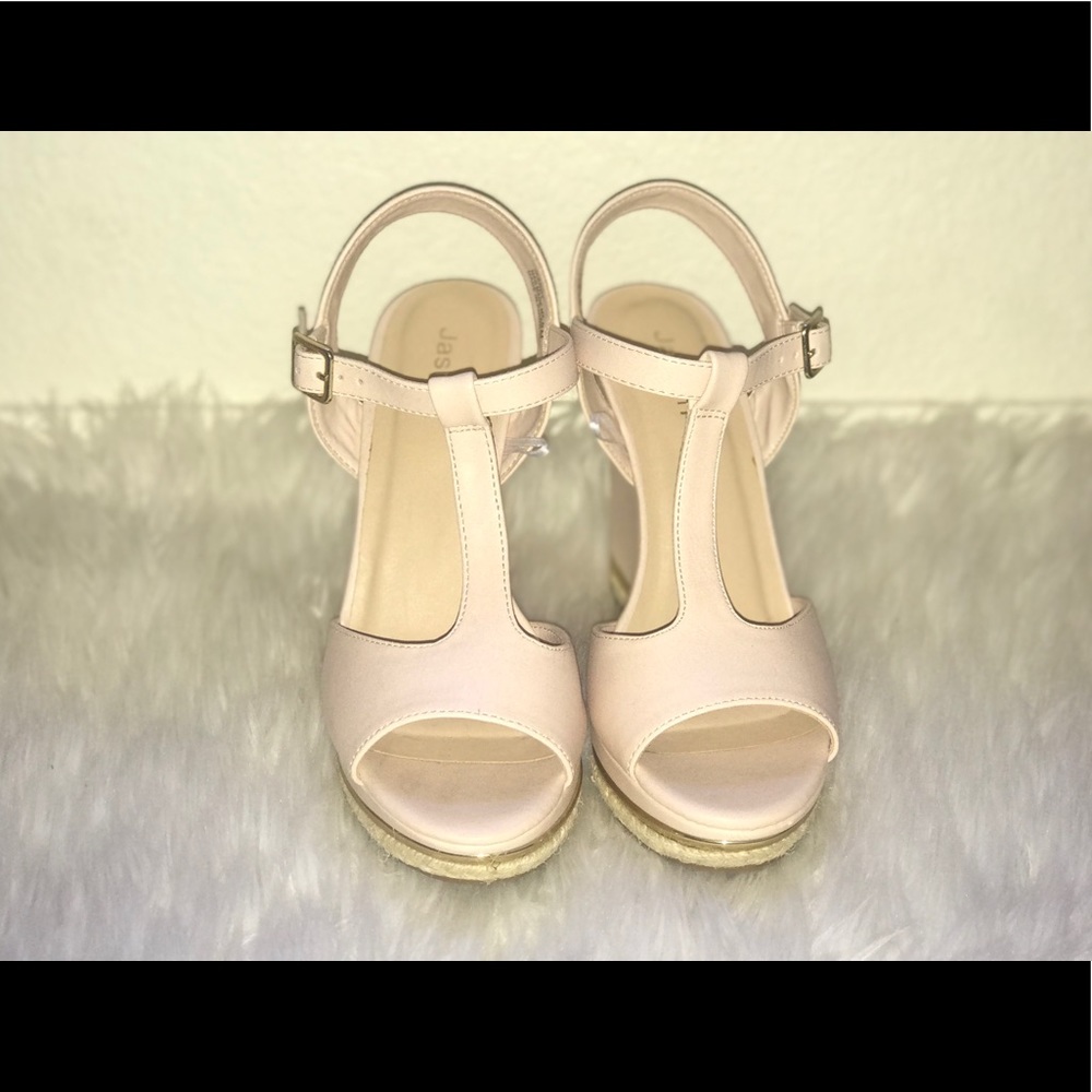 Jasmin Wedge heels size 8 women’s light pink